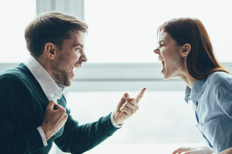 Karınız Size Bağırdığında Tepki Vermenin 10 Yolu