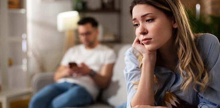 Kocanız Sizi Aşağıladığında Ne Yapmalısınız: 15 İpucu